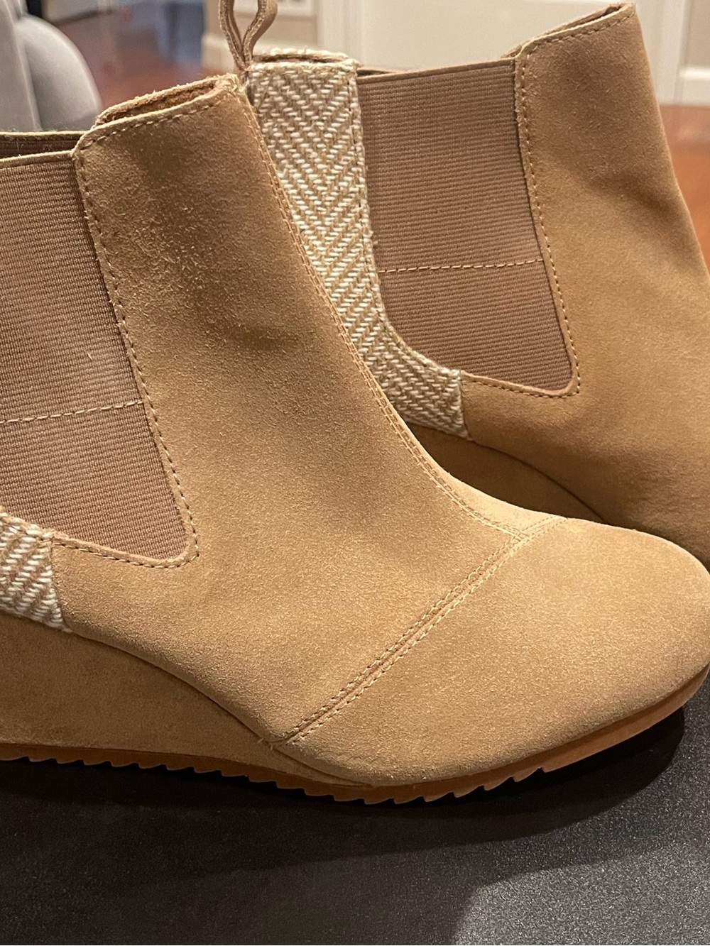 Tom’s Women's Tan Suede Chelsea Ankle Boots - Stylish Everyday Wedge